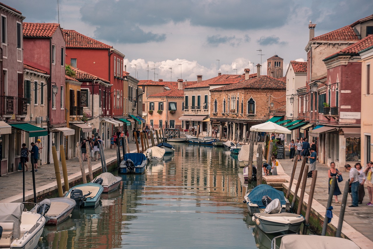 周庄古镇.周庄古镇和乌镇哪个更值得一去？